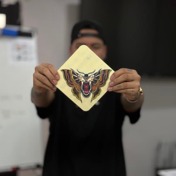 Alumno trabajando con máquina inalámbrica