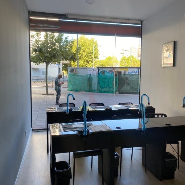 Alumnos en clase de tatuaje profesional