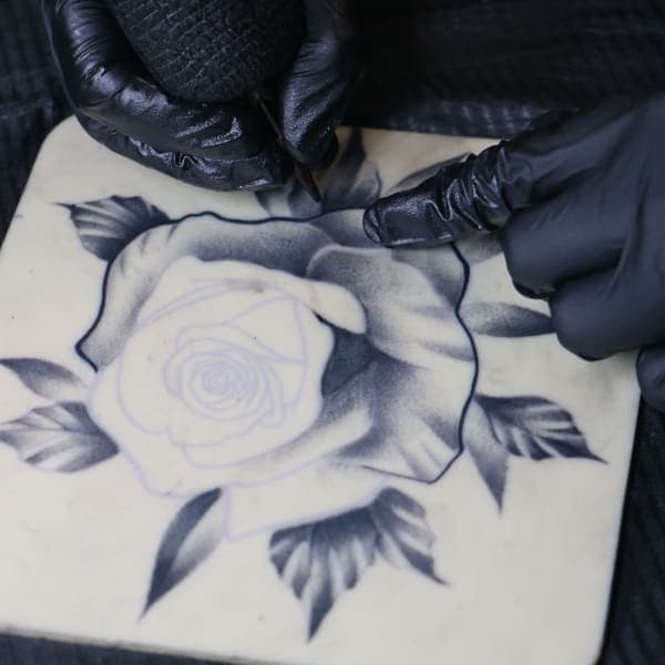 Práctica de tatuaje en estudio